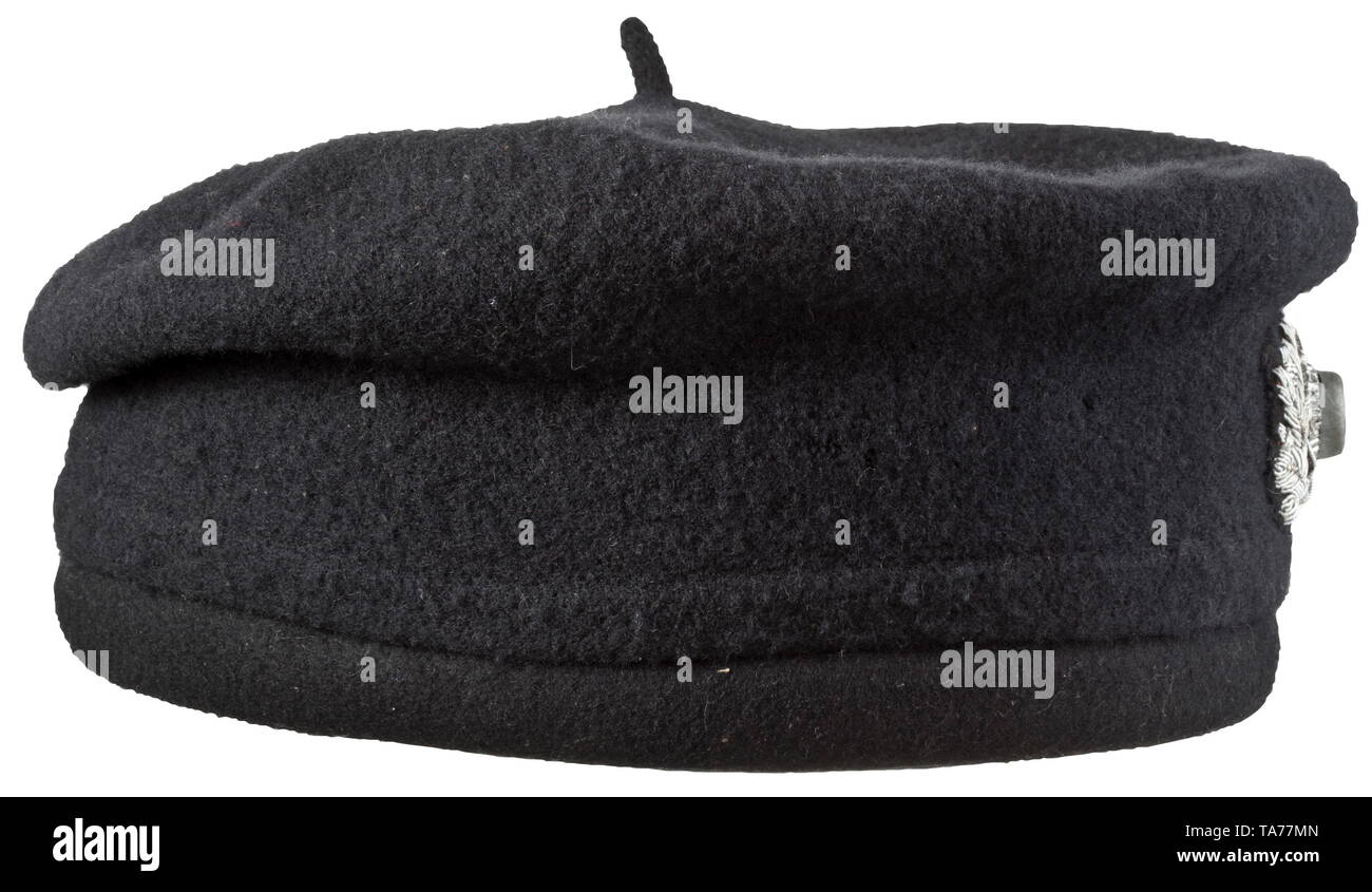 Ein schützender Panzer Baskenmütze, circa-Maker 1935 Lubstein, Berlin, "Erel Sonderklasse" Polsterung mit schwarzem Filz Decklack und sechs große Gummi Belüftung Nieten. Sechs - Abschnitt schwarzen Öl tuch Liner mit Label "Robert Lubstein Berlin Nr. 55 - ges. Gesch. Erel Sonderklasse" und leichte Leder Schweißband. Mit Schönheitsfehlern. Größe 56. Schwarz gestrickte Decken in der Form einer Baskenmütze. Angenähter, Silber - Gesticktes Eichenblatt Kranz auf einem schwarzen Sockel mit Metall Kokarde, nur vor der Einführung von gewebten Embleme 1935 und immer ohne die nationalen Adler. historischen, seine, Editorial-Use - Nur abgenutzt Stockfoto