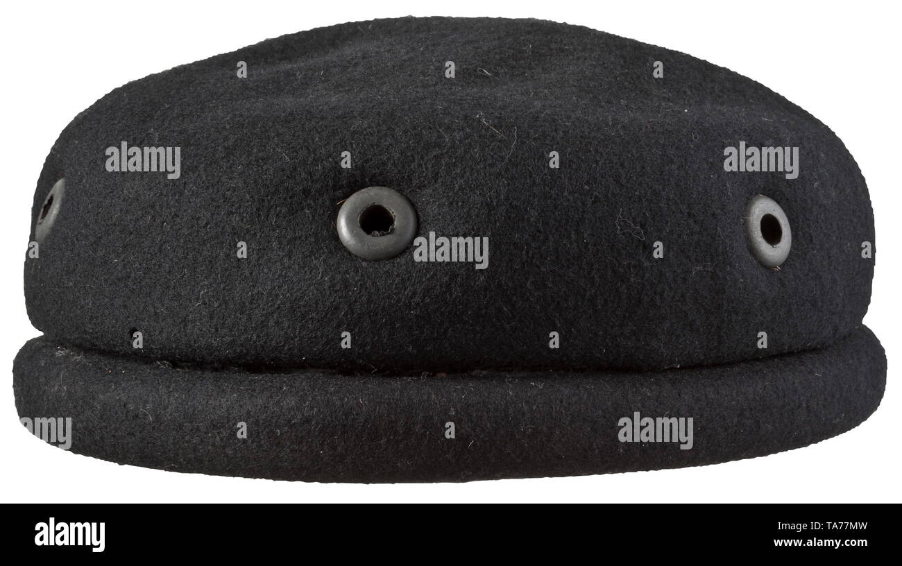 Ein schützender Panzer Baskenmütze, circa-Maker 1935 Lubstein, Berlin, "Erel Sonderklasse" Polsterung mit schwarzem Filz Decklack und sechs große Gummi Belüftung Nieten. Sechs - Abschnitt schwarzen Öl tuch Liner mit Label "Robert Lubstein Berlin Nr. 55 - ges. Gesch. Erel Sonderklasse" und leichte Leder Schweißband. Mit Schönheitsfehlern. Größe 56. Schwarz gestrickte Decken in der Form einer Baskenmütze. Angenähter, Silber - Gesticktes Eichenblatt Kranz auf einem schwarzen Sockel mit Metall Kokarde, nur vor der Einführung von gewebten Embleme 1935 und immer ohne die nationalen Adler. historischen, seine, Editorial-Use - Nur abgenutzt Stockfoto