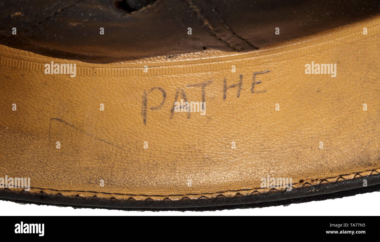 Ein schützender Panzer Baskenmütze, circa-Maker 1935 Lubstein, Berlin, "Erel Sonderklasse" Polsterung mit schwarzem Filz Decklack und sechs große Gummi Belüftung Nieten. Sechs - Abschnitt schwarzen Öl tuch Liner mit Label "Robert Lubstein Berlin Nr. 55 - ges. Gesch. Erel Sonderklasse" und leichte Leder Schweißband. Mit Schönheitsfehlern. Größe 56. Schwarz gestrickte Decken in der Form einer Baskenmütze. Angenähter, Silber - Gesticktes Eichenblatt Kranz auf einem schwarzen Sockel mit Metall Kokarde, nur vor der Einführung von gewebten Embleme 1935 und immer ohne die nationalen Adler. historischen, seine, Editorial-Use - Nur abgenutzt Stockfoto