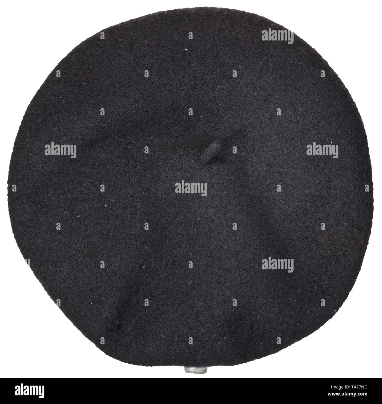 Ein schützender Panzer Baskenmütze, circa-Maker 1935 Lubstein, Berlin, "Erel Sonderklasse" Polsterung mit schwarzem Filz Decklack und sechs große Gummi Belüftung Nieten. Sechs - Abschnitt schwarzen Öl tuch Liner mit Label "Robert Lubstein Berlin Nr. 55 - ges. Gesch. Erel Sonderklasse" und leichte Leder Schweißband. Mit Schönheitsfehlern. Größe 56. Schwarz gestrickte Decken in der Form einer Baskenmütze. Angenähter, Silber - Gesticktes Eichenblatt Kranz auf einem schwarzen Sockel mit Metall Kokarde, nur vor der Einführung von gewebten Embleme 1935 und immer ohne die nationalen Adler. historischen, seine, Editorial-Use - Nur abgenutzt Stockfoto