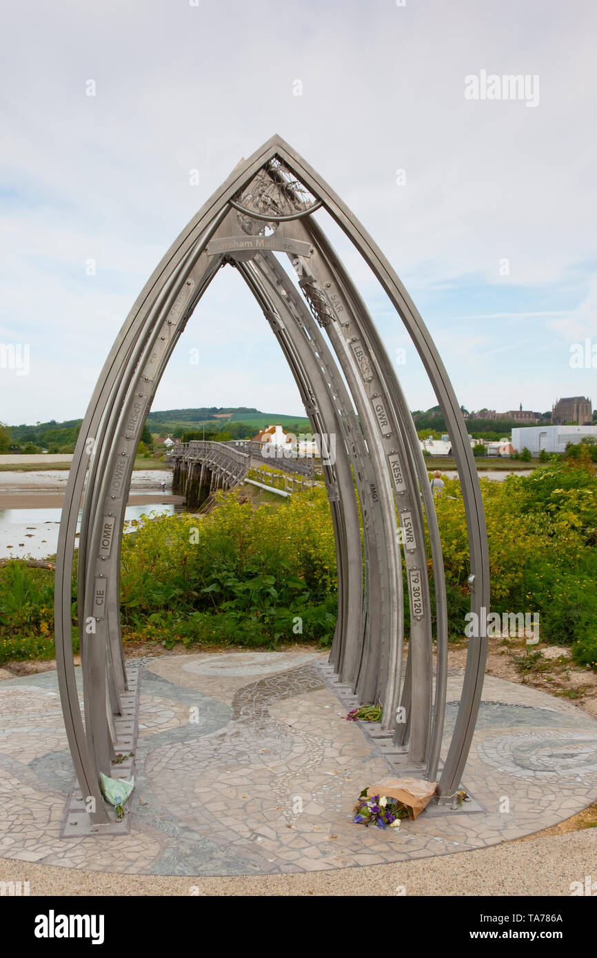 England, West Sussex, Shoreham-by-Sea, Air Crash memorial Skulptur von Künstler Jane Fordham und David Parfitt und positioniert am Ufer des Flusses Adur durch die Fußgängerbrücke zum Flughafen. Stockfoto