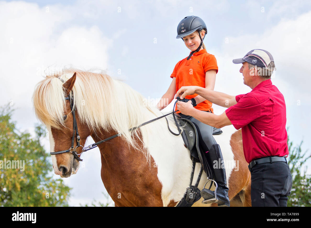 Islandpferd. Ein Reitlehrer gibt ein Mädchen Unterricht. Österreich Stockfoto