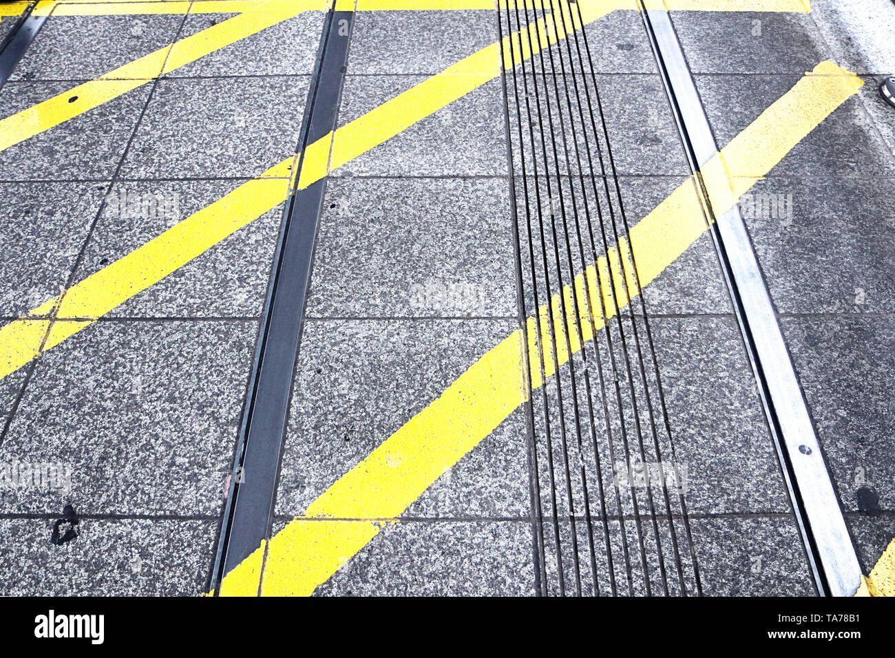 Industrieboden mit Steinplatten und Gelb gestrichen stripesof keine Parkplätze Stockfoto