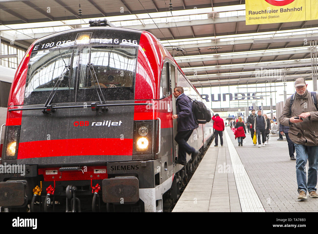 München, Deutschland - München Hauptbahnhof Abfahrt und Ankunft Halle, Österreichische Zug bereit auf der Plattform einschiffen Passagiere Stockfoto