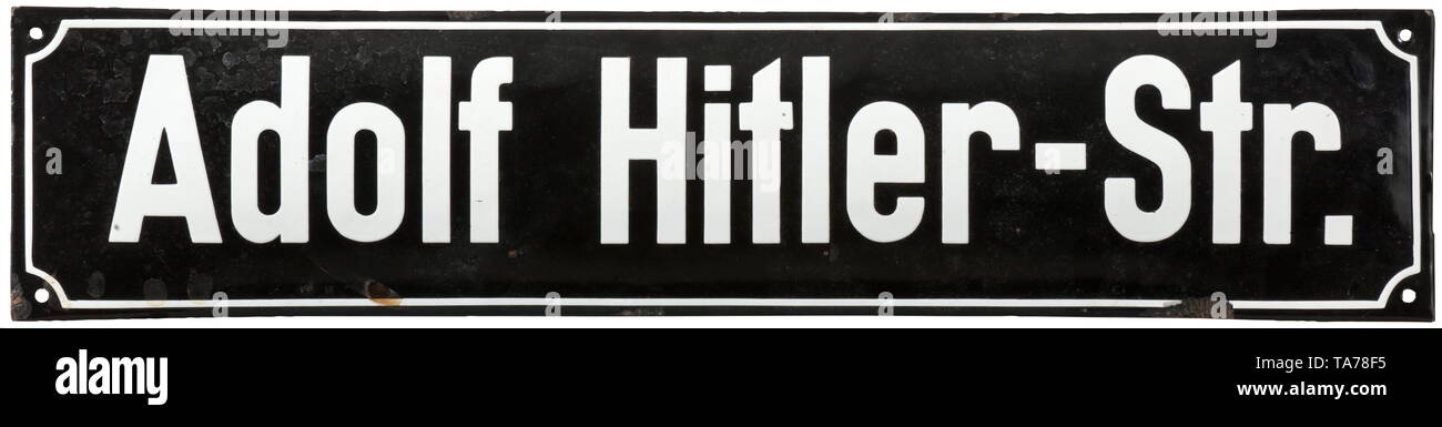 Ein Emaille Schild "Adolf Hitler-Str." Gewölbtes Eisenschild, schwarz emailliert und mit weißer Schrift. Emailleabsplitterungen am Rand. Maße 15 x 68,5 cm. historischen, geschichtlichen, Staatliche, staatlich kontrollierter, staatlich, Organisationen, Organisationen, Organisation, Organisation, Objekt, Objekte, Stills, Clipping, Clippings, Ausschneiden, Ausschneiden, Ausschnitten, Utensilien, Ausrüstung, Geräte, 20. Jahrhundert, Additional-Rights - Clearance-Info - Not-Available Stockfoto
