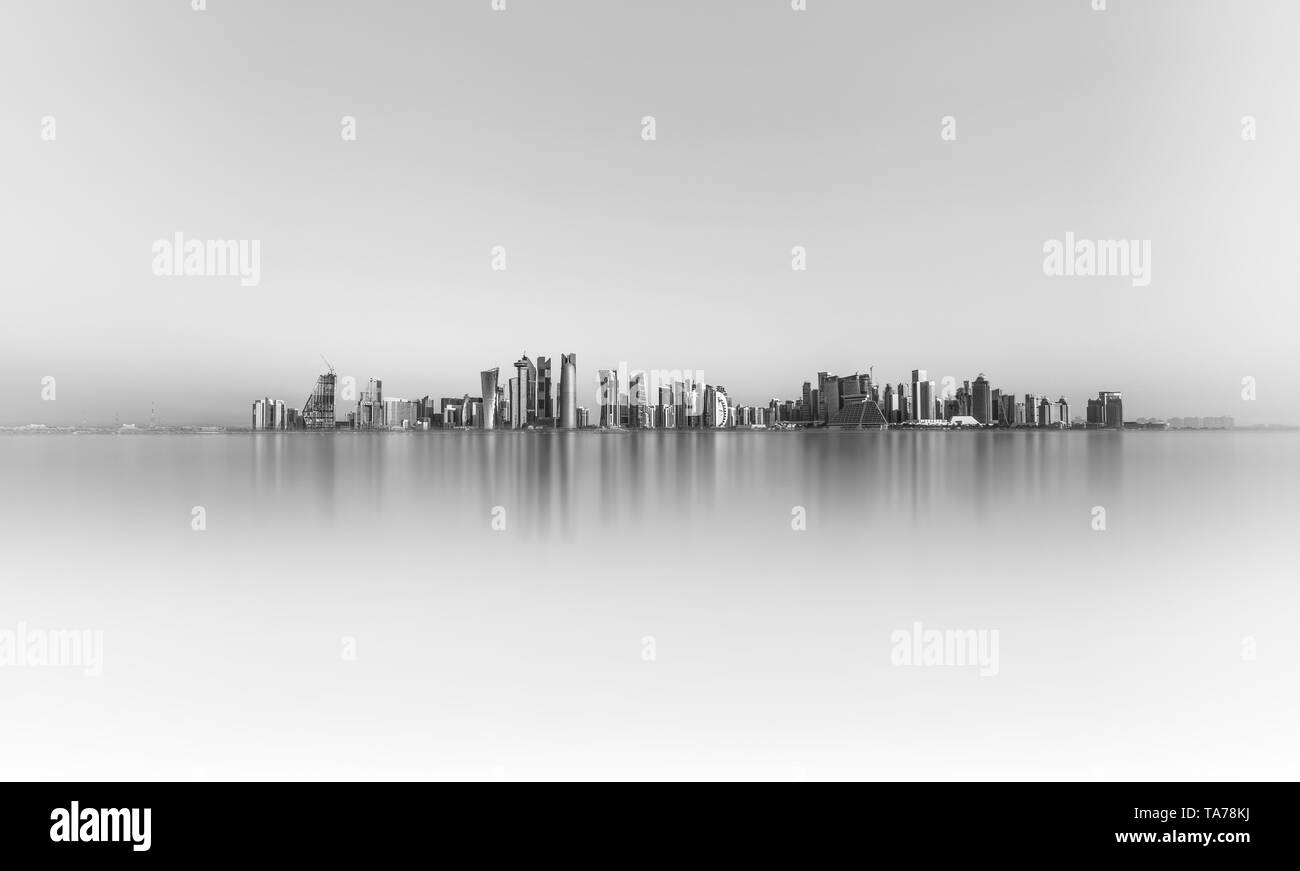 Gebäude und Meer der Skyline von Doha Stockfoto