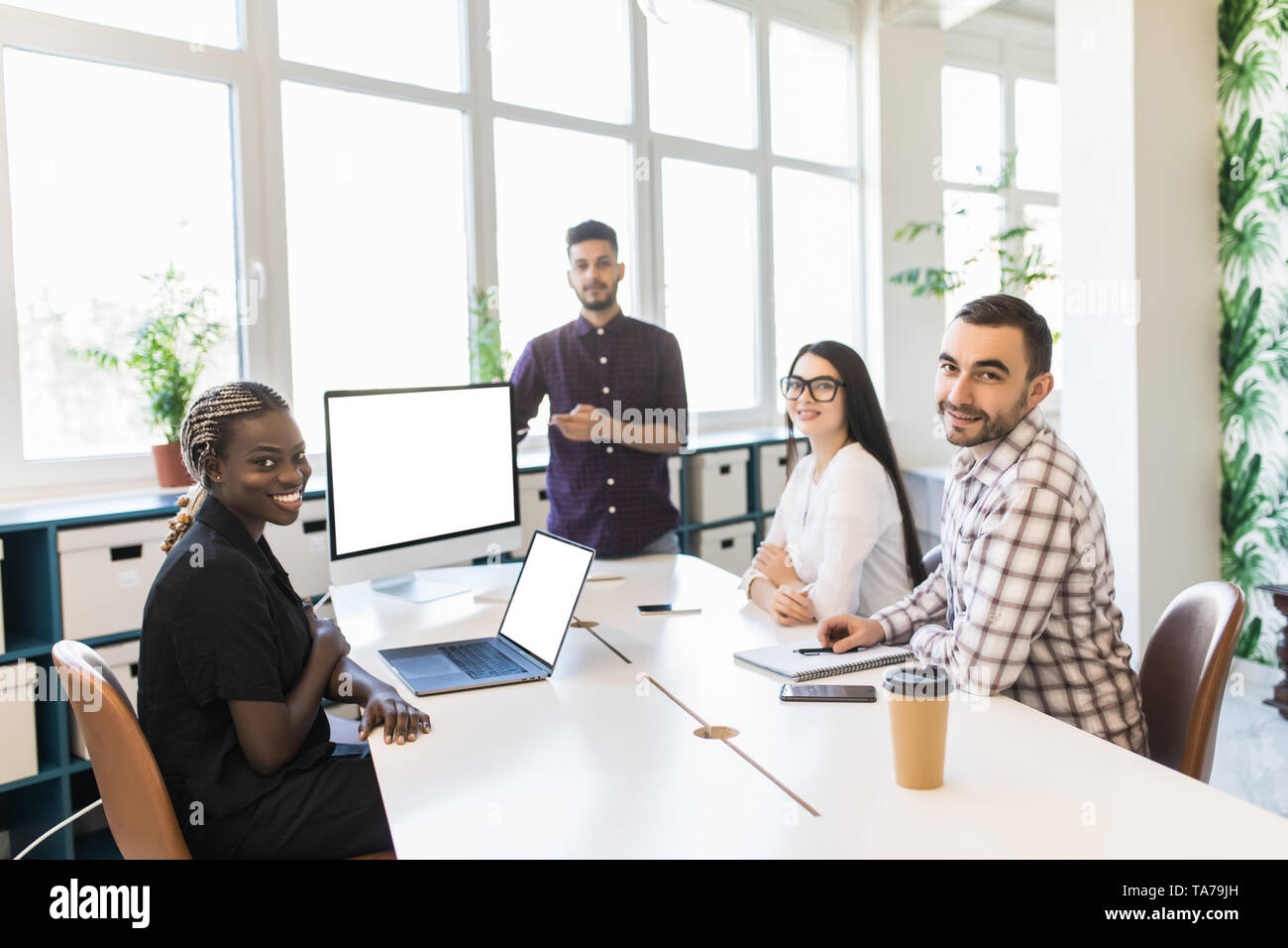 Junger Mann diskutieren Marktforschung mit Kollegen in einem Meeting. Team  der Young Professionals in einer Sitzung im Konferenzraum im Dokument  suchen Stockfotografie - Alamy