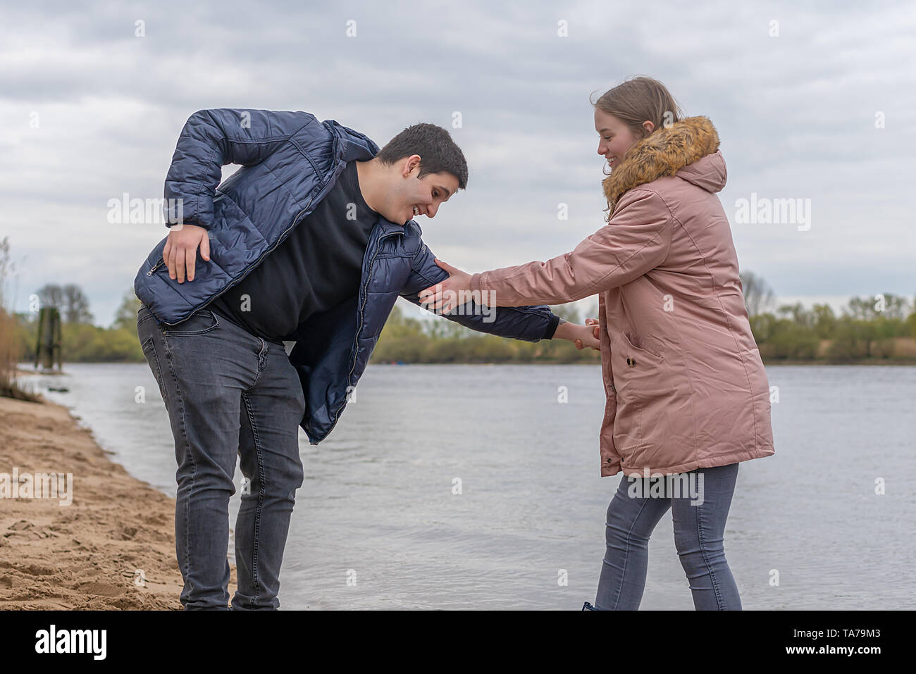 Junges Paar hat Spaß und um am Wasser spielen Stockfoto