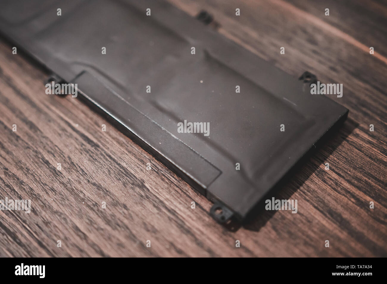 Geschwollene Lithium Polymer (Li-Po) Laptop Akku auf einen hölzernen Tisch. Bekanntes Problem bei modernen Laptop und Gadget Stockfoto