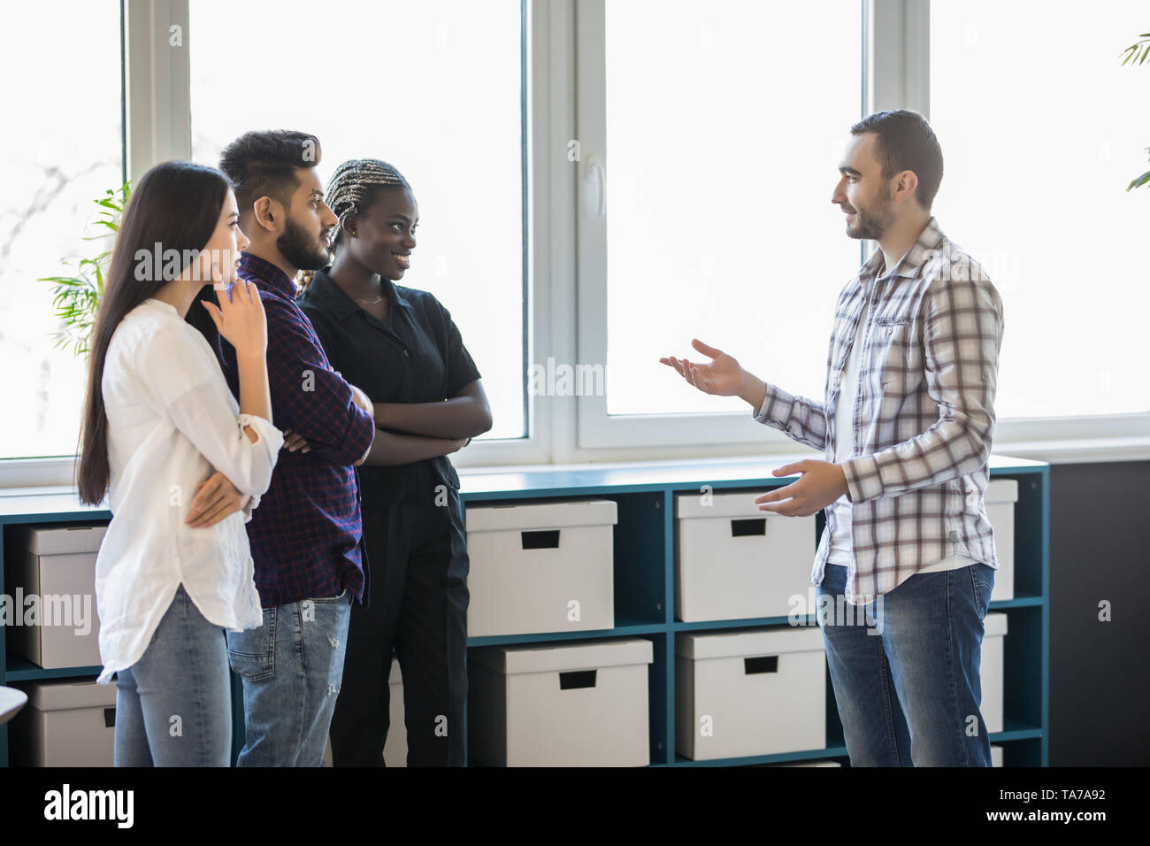 Gruppe von Geschäftsleuten mit informellen Büro-Meeting Stockfoto