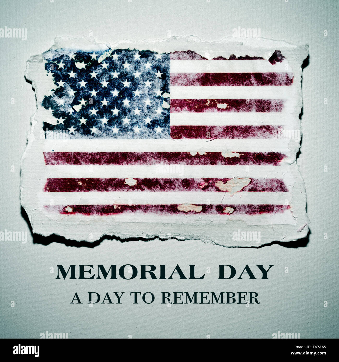 Eine amerikanische Flagge in einem Stück Papier und der Text Memorial Day ein Tag zu erinnern, an einem Off-white paper backgroiund Stockfoto