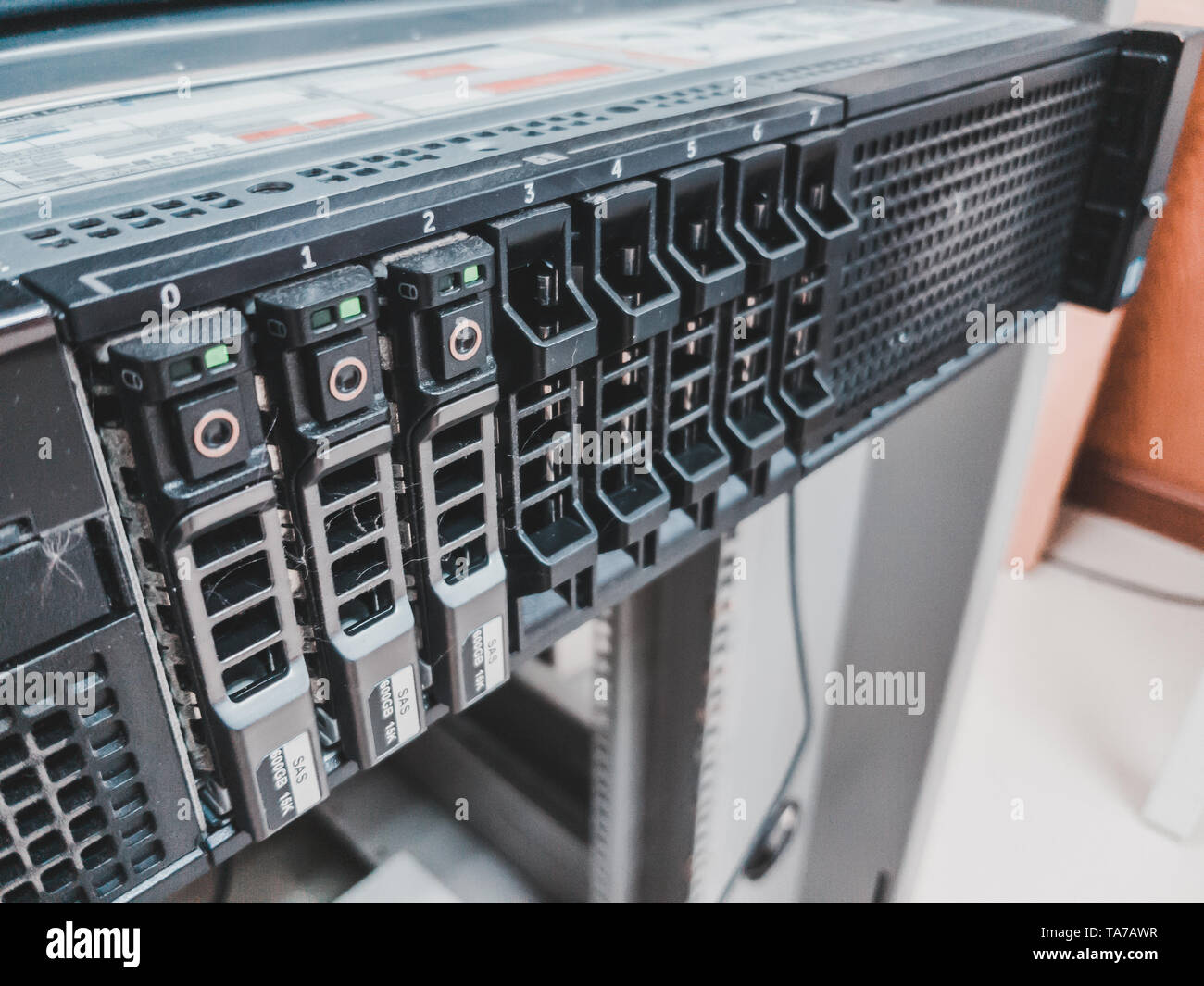 Nahaufnahme von 2,5 Zoll Festplatten Bucht vor einer Arbeitsgruppe Rack Server im Serverraum Informationen und Daten zu speichern installiert Stockfoto