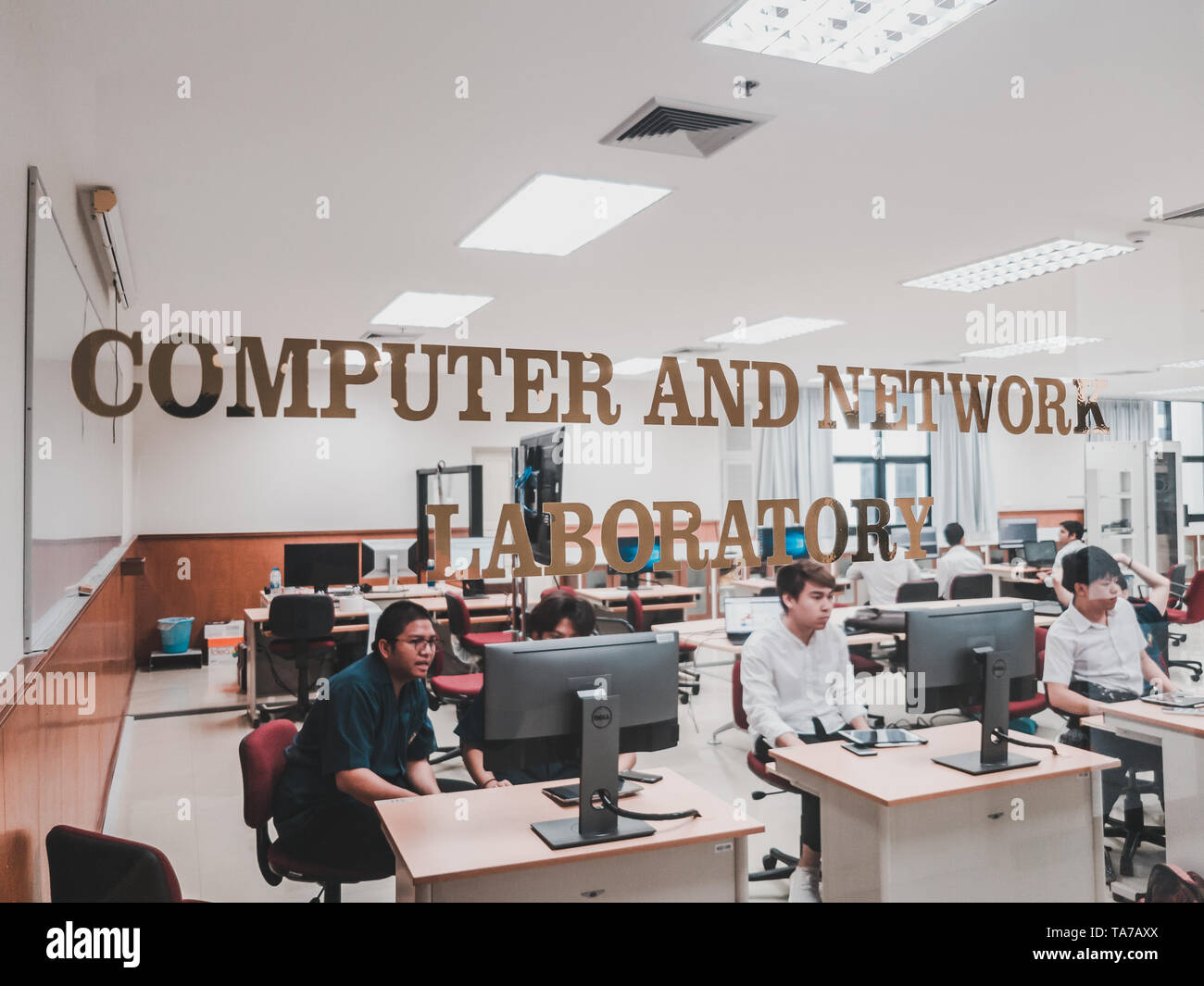 Computer Engineering Studenten in Computer und Netzwerk Labor arbeiten bei Annahme der Universität von Thailand (ABAC) Stockfoto