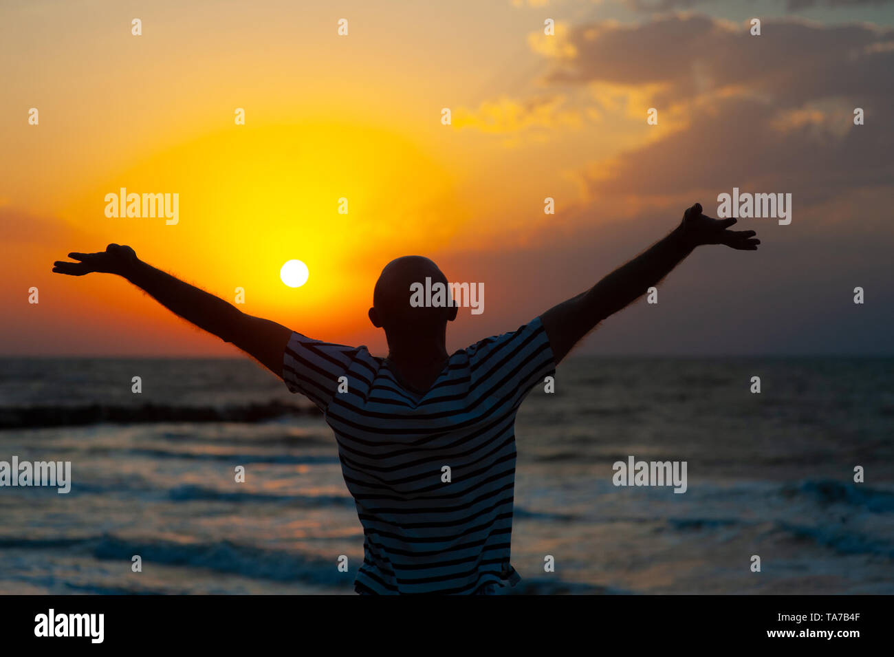 Silhouette Bild des Menschen Heben seine Hände mit Strahl des Lichts Stockfoto Silhouette Bild des Menschen Heben seine Hände mit Strahl des Lichts Stockfoto