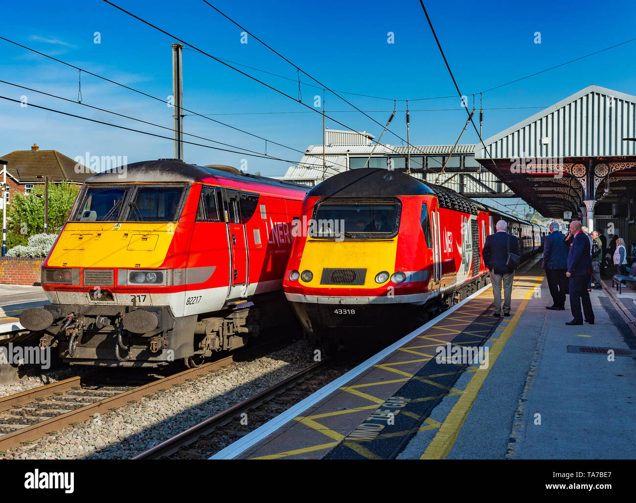 Stand am bahnsteig Fotos und Bildmaterial in hoher Auflösung Alamy