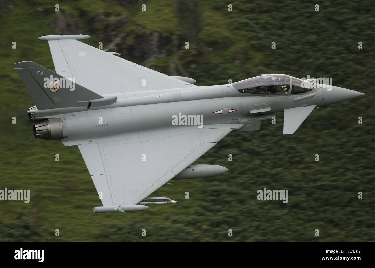 RAF Eurofighter Typhoon flying low level durch das Mach Loop in Wales, Großbritannien Stockfoto