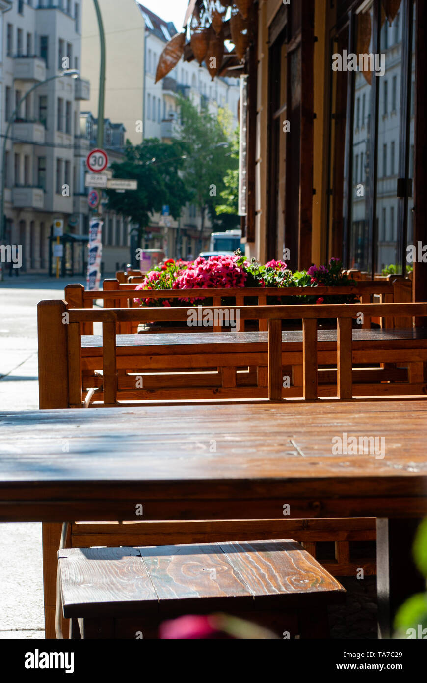 Tische und Stühle vor dem Restaurant 'Bagel & Friends" auf wühlischstraße Berlin, Deutschland - 19. Mai 2019 Stockfoto