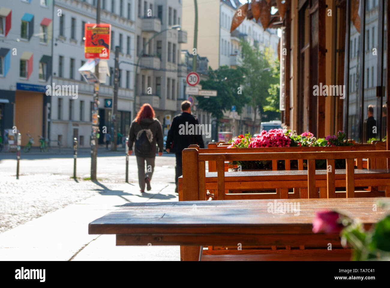 Tische und Stühle vor dem Restaurant 'Bagel & Friends" auf wühlischstraße Berlin, Deutschland - 19. Mai 2019 Stockfoto