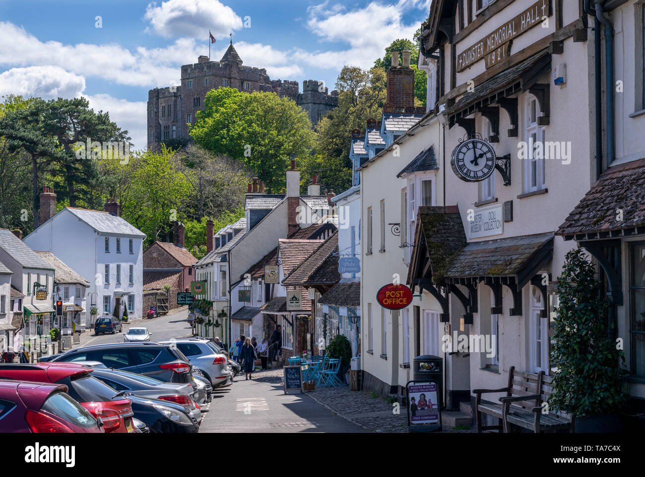 Dunster Dorf in Somerset, England Großbritannien mit Schloss Dunster im Hintergrund Stockfoto