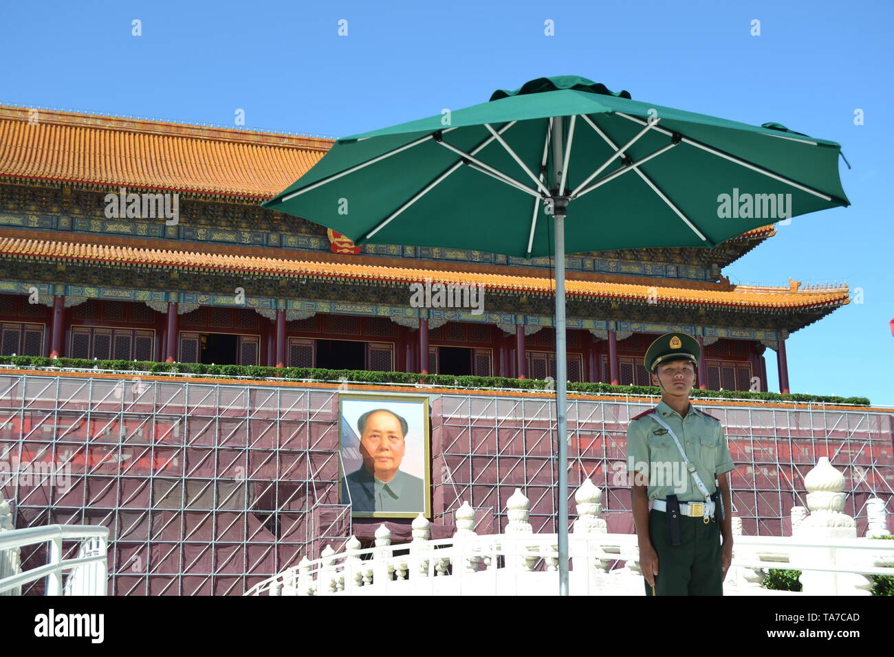 Guard procted durch einen Regenschirm aus der Sonne vor Mao an der Verbotenen Stadt Stockfoto