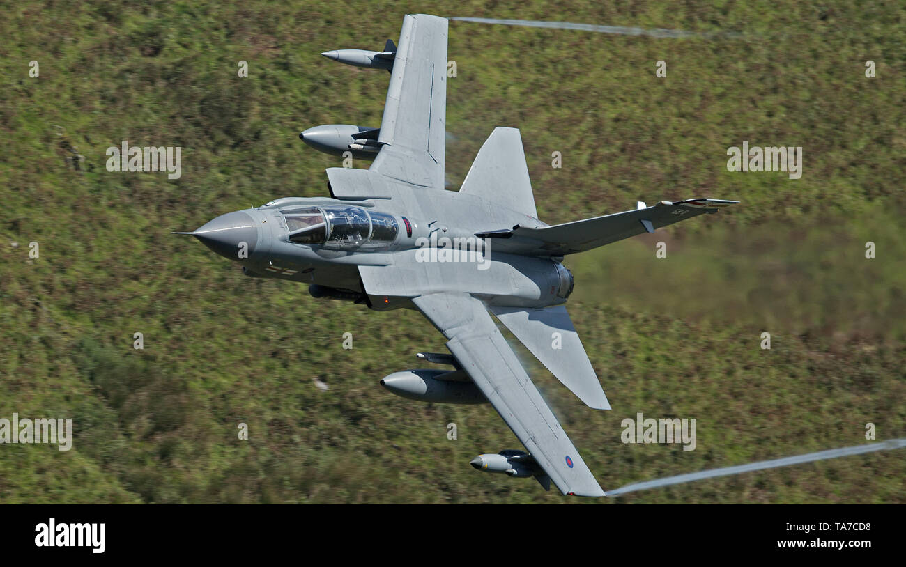 RAF Panavia Tornado GR4 Jet flying low level durch das Mach Loop, Wales, Großbritannien Stockfoto