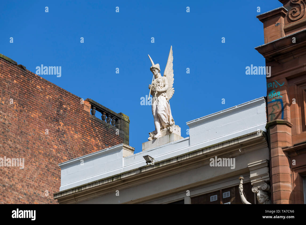 Die Engel Statue Harmonie von Bildhauer James Alexander Ewing oberhalb der Sauchiehall Street im Stadtzentrum von Glasgow, Schottland, Großbritannien Stockfoto