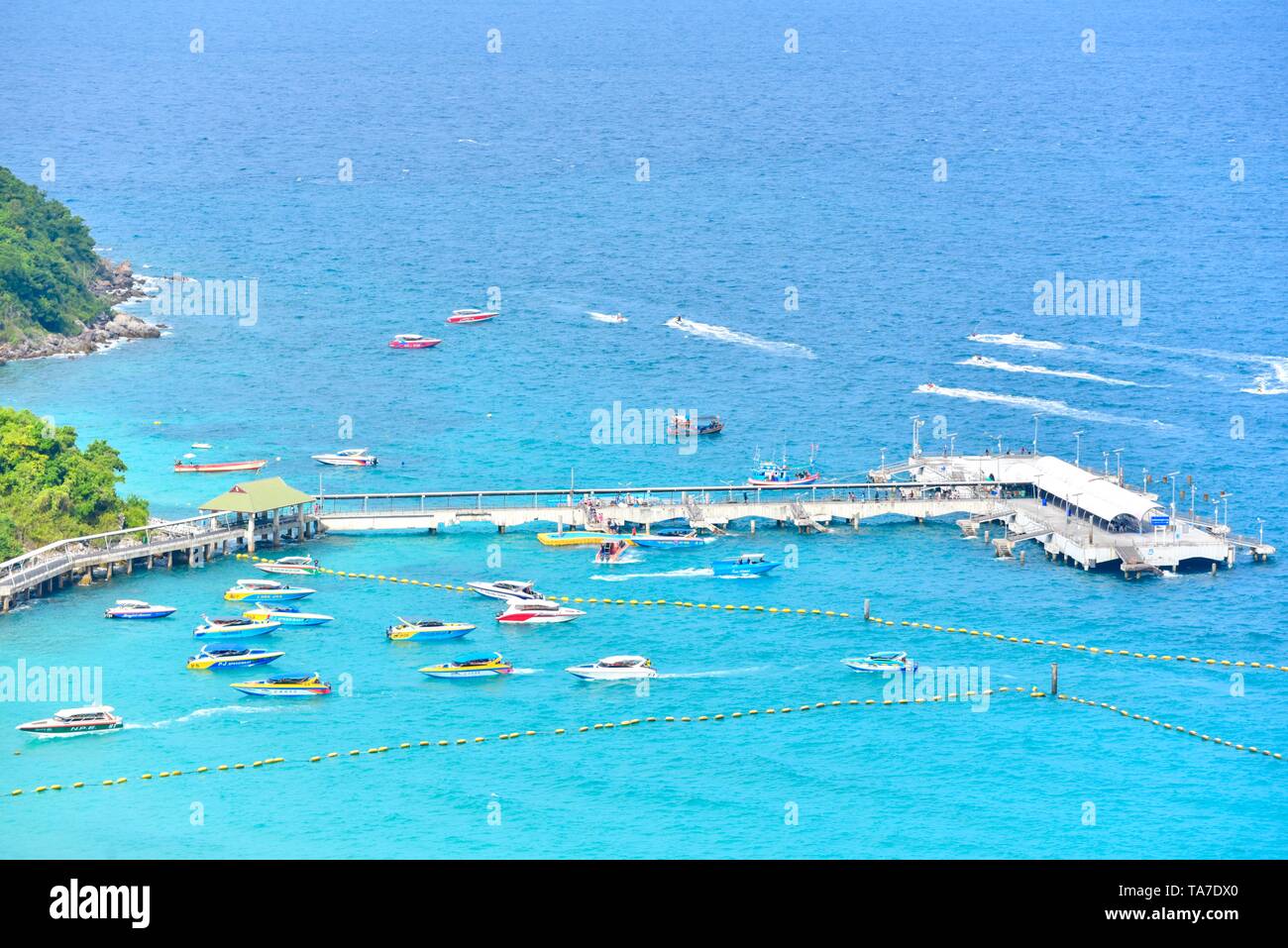 Luftaufnahme von Tawaen Beach Pier auf Koh Larn oder Coral Island in Pattaya. Stockfoto