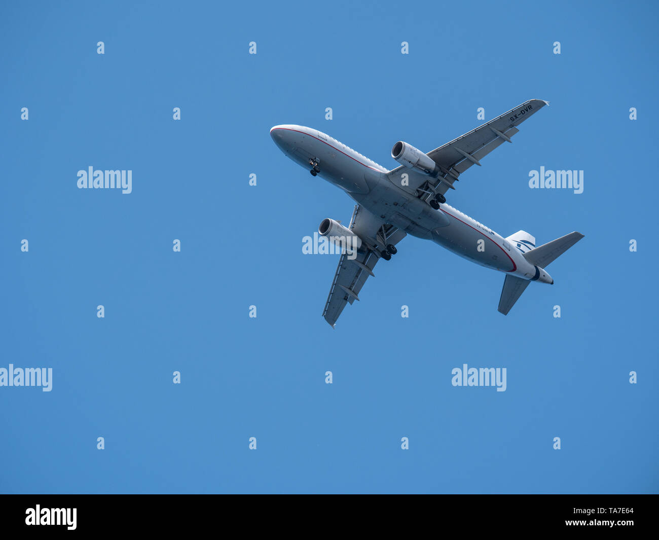 Großes Verkehrsflugzeug fliegen in blauer Himmel Stockfoto