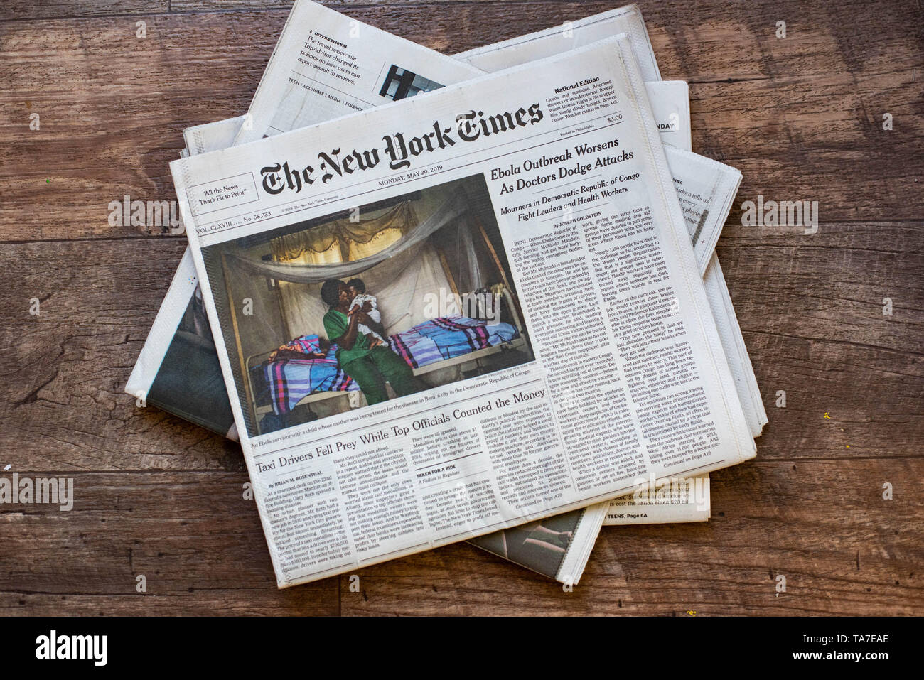 Eine der Zeitungen, die New York Times und USA Today, lag auf einem Tisch. Stockfoto