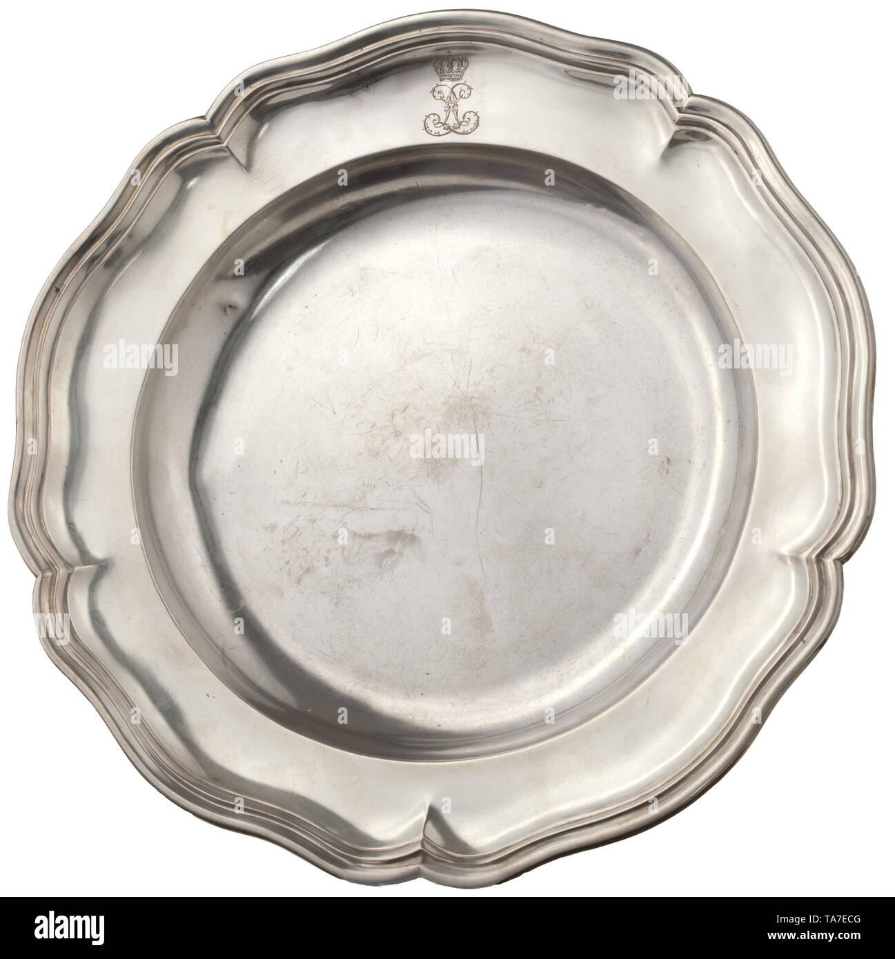 König Ludwig II von Bayern (1845 - 1886) - ein Deep Silver Plate aus des Königs Tisch Silber, gemacht von der Münchner Hofjuwelier Wollenweber. Große Version. Gebänderte relief Dekoration am Rand, die Grenze mit gravierten Spiegelmonogramm 'L' unter königlich bayerischen Krone ähnelt das Monogramm der Sonnenkönig Ludwig XIV. Unterschrift des Kapitäns "Wollenweber', prüfkennzeichnung 'Münchner Kindl' und Silber Inhalt 3 Mrk. 11 11/10 Lth.' Durchmesser 32 cm, Gewicht 1017 g. Sehr selten. historischen, geschichtlichen, Bayern, Bayrisch, Deutsch, Deutschland, Süddeutschland, im Süden o, Additional-Rights - Clearance-Info - Not-Available Stockfoto
