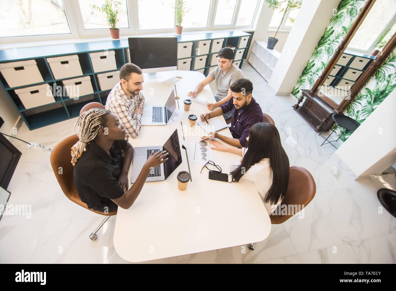 Start Vielfalt Teamarbeit Brainstorming Konzept. Business jungen multiethnischen Team arbeiten und Planung Starten im modernen Büro Stockfoto
