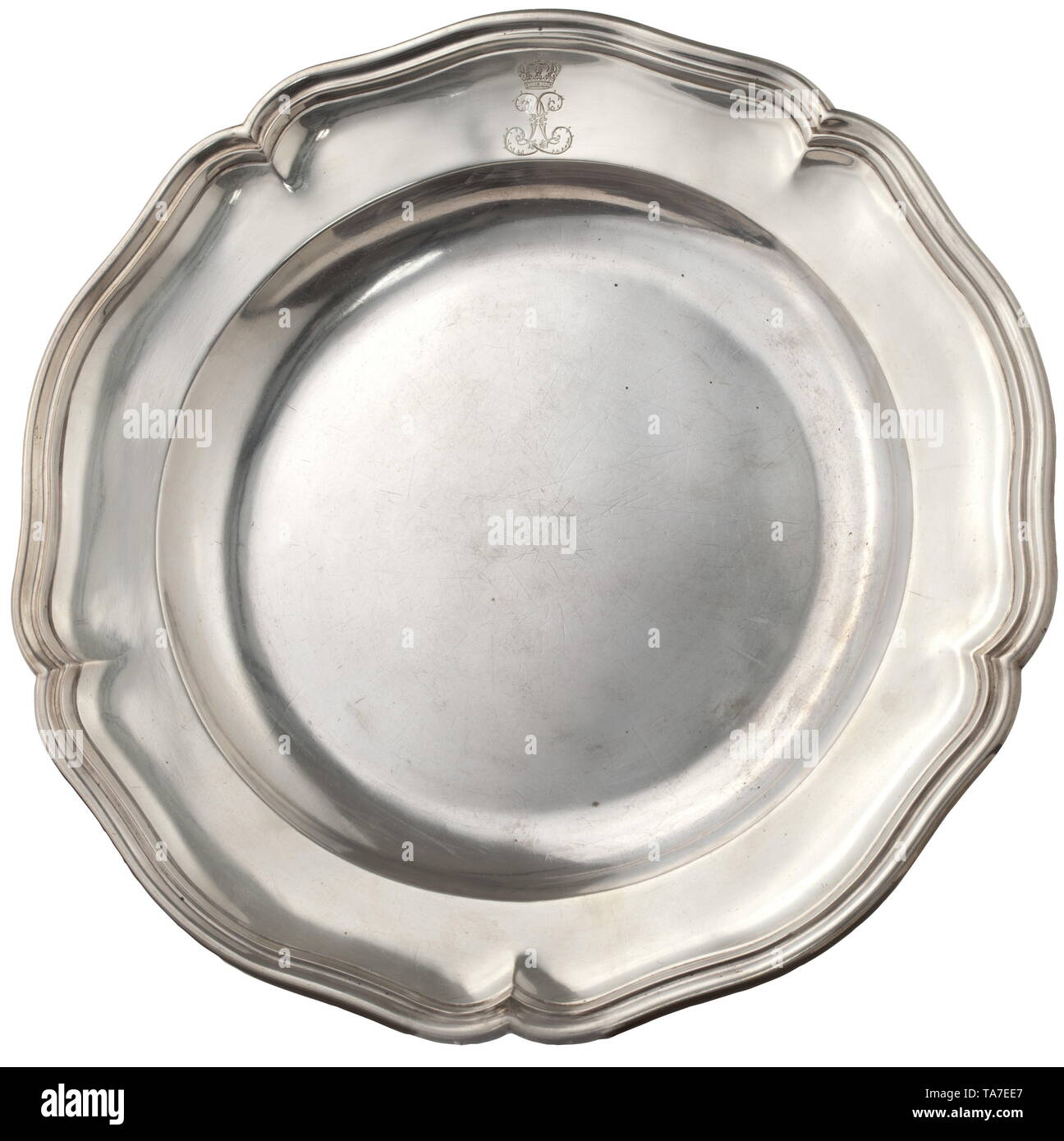 König Ludwig II von Bayern (1845 - 1886) - ein Deep Silver Plate aus des Königs Tisch Silber, gemacht von der Münchner Hofjuwelier Mayerhofer. Große Version. Gebänderte relief Dekoration am Rand, die Grenze mit gravierten Spiegelmonogramm 'L' unter königlich bayerischen Krone ähnelt das Monogramm der Sonnenkönig Ludwig XIV. Unterschrift des Kapitäns bin ayerhofer', prüfkennzeichnung 'Münchner Kindl' und Silber Inhalt 4 Mrk. 3 Lth. 3 Qt.' Durchmesser 32 cm, Gewicht 1162 g. Sehr selten. historischen, geschichtlichen, Bayern, Bayrisch, Deutsch, Deutschland, Süddeutschland, im Süden von G, Additional-Rights - Clearance-Info - Not-Available Stockfoto