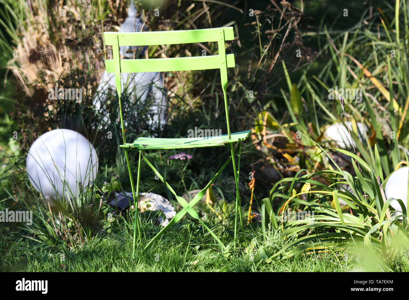 In Der Nahe Des Einsam Isoliert Grun Klappstuhl Aus Holz Im Garten