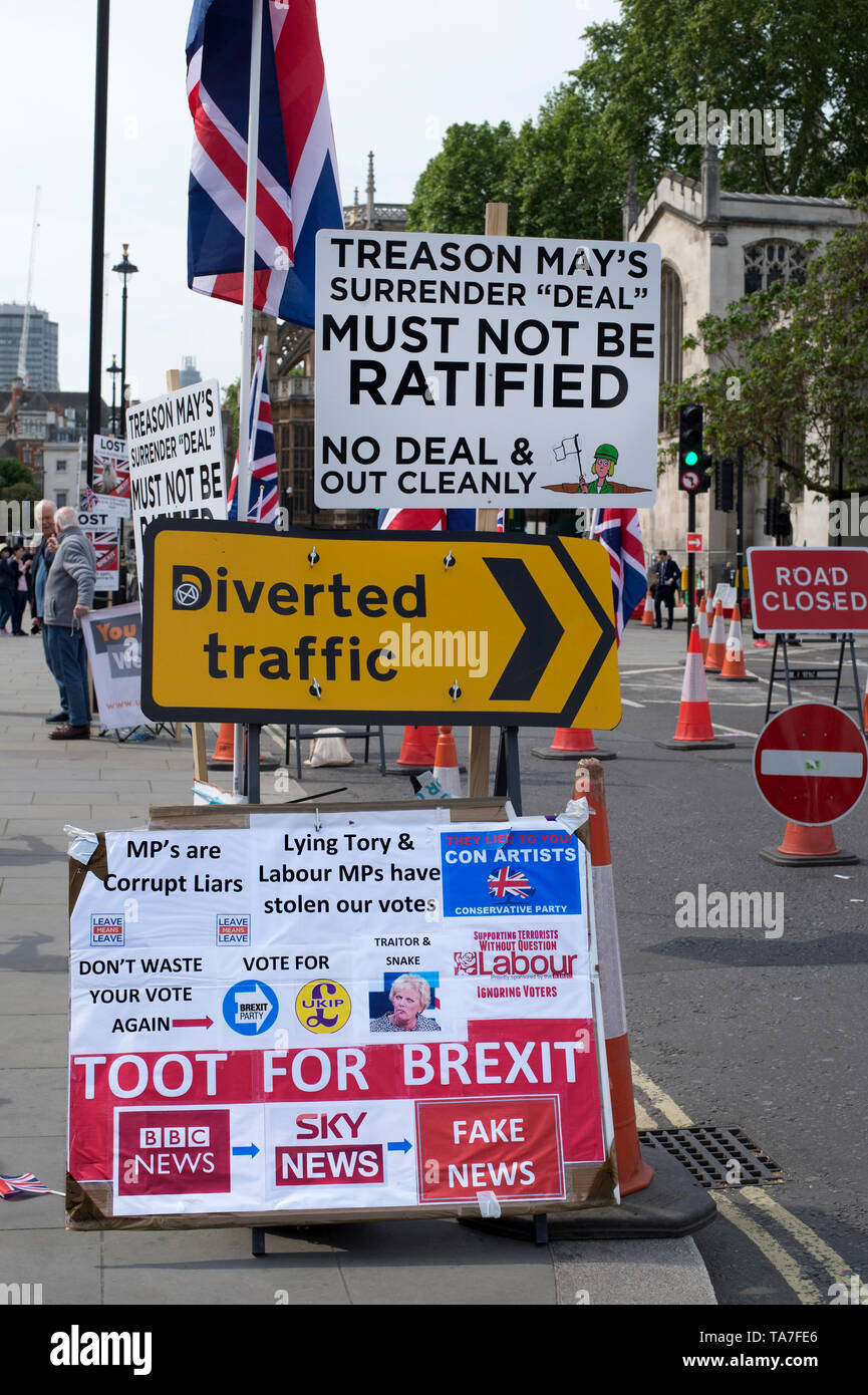Westminster. Gegenüber Häusern des Parlaments am 22. Mai 2019. Protest Zeichen, die durch Anhänger der Brexit inmitten von Verkehrszeichen. Stockfoto
