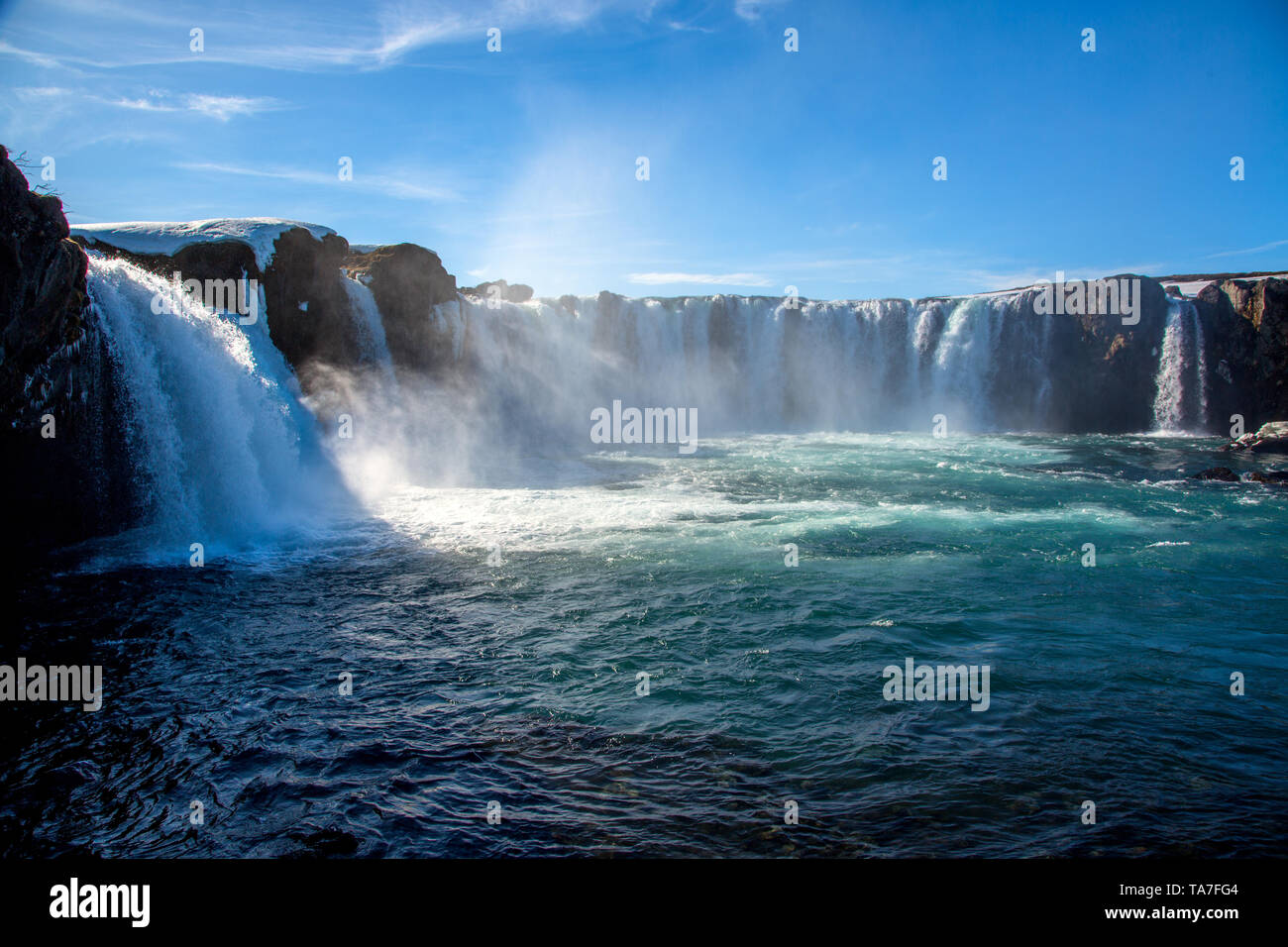 Godafoss Wasserfall mit sonnigen blauen Himmel in Island Stockfoto