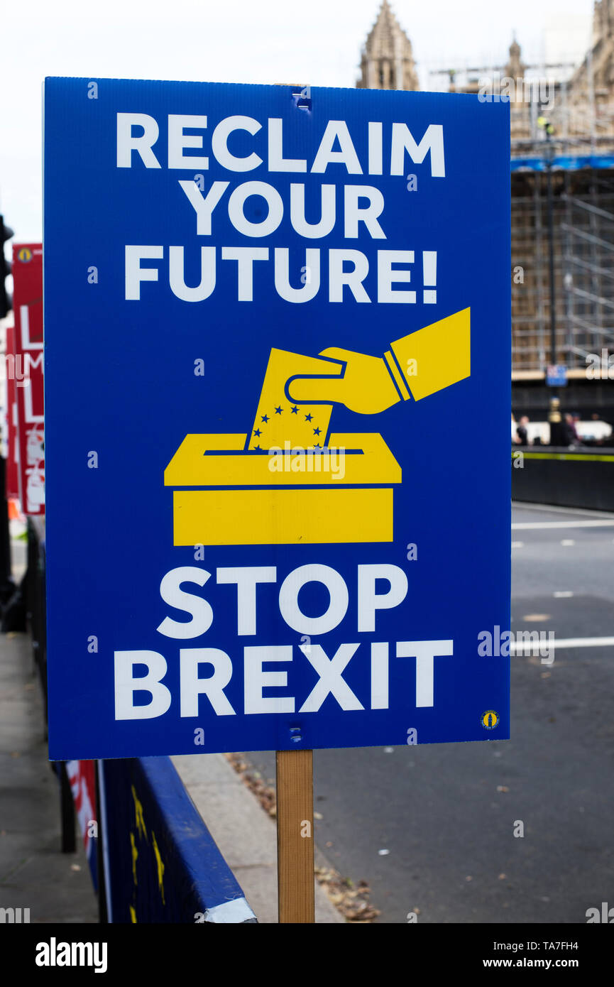 Westminster. Gegenüber Häusern des Parlaments am 22. Mai 2019. Protest von Remainers Brexit zu stoppen. Ein Plakat zeigen eine Abstimmung in einer Wahlurne geworfen mit t werden Stockfoto