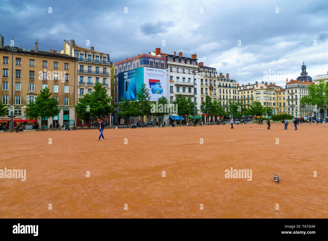 Lyon, Frankreich - 09. Mai, 2019: Place Bellecour Square, mit Einheimischen und Besuchern, in Lyon, Frankreich Stockfoto