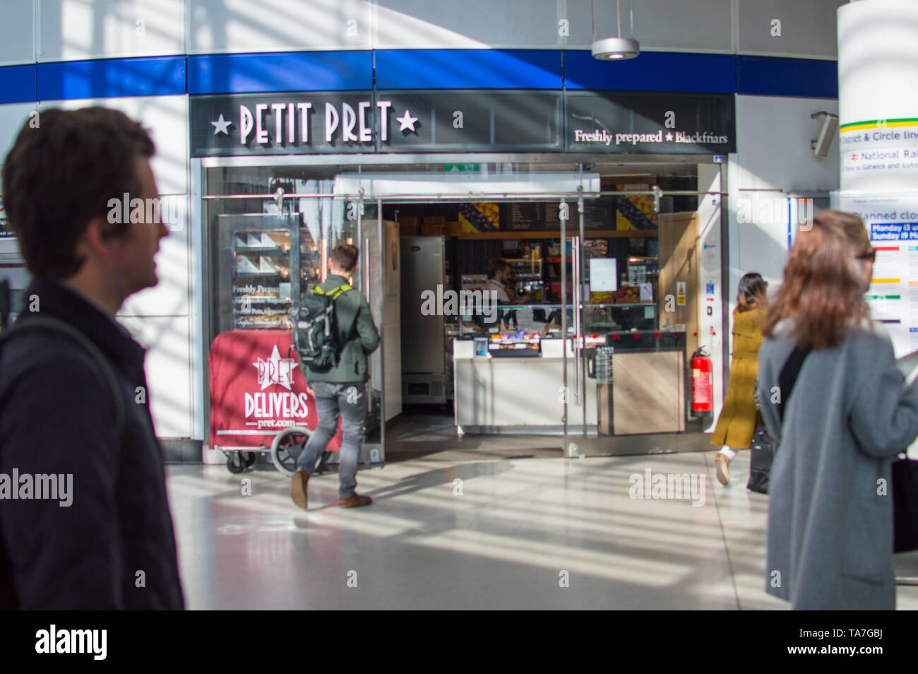 PETIT PRET die kleinere Größe Pret a Manger Niederlassung in London Blackfriars Station Stockfoto