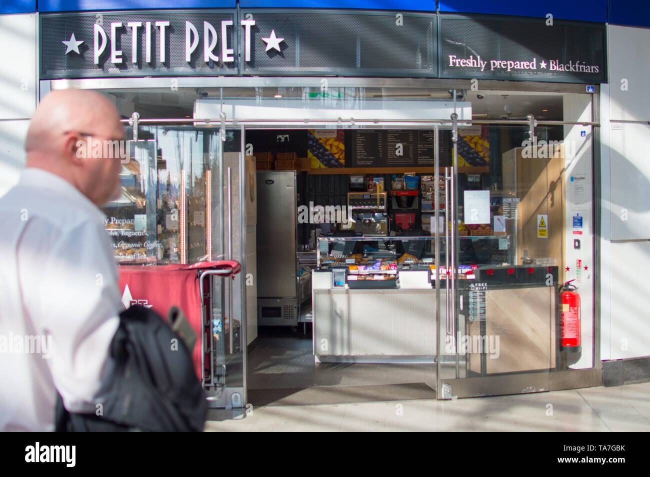 PETIT PRET die kleinere Größe Pret a Manger Niederlassung in London Blackfriars Station Stockfoto
