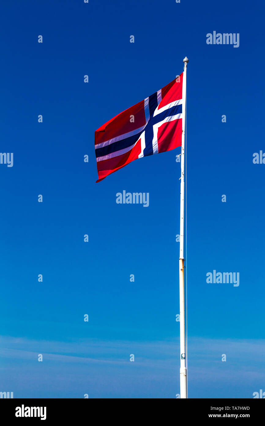 Norwegische Flagge vor einem blauen Himmel Stockfoto