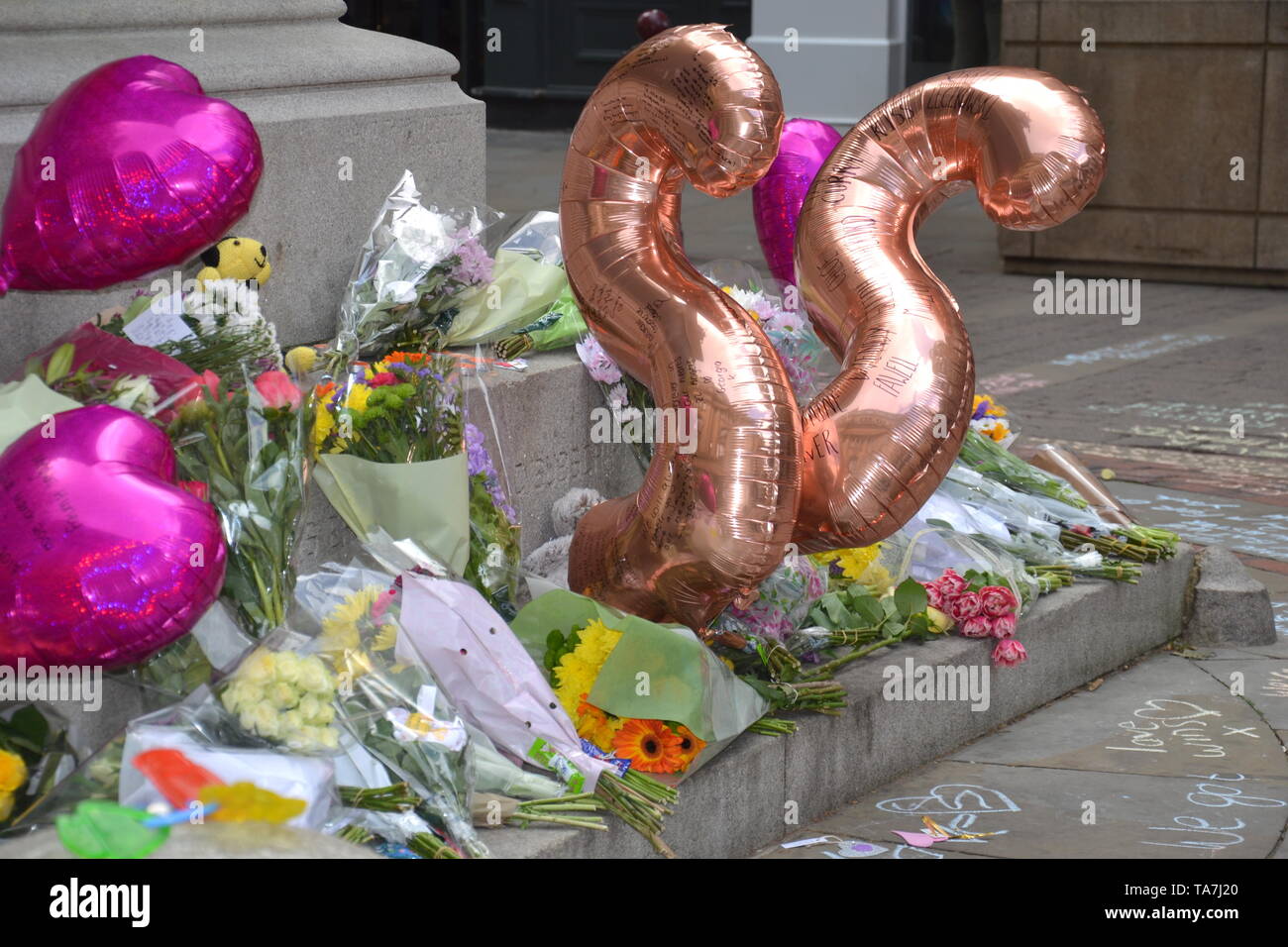 22. Mai, 2019. Zweiten Jahrestag gedenken der Manchester Arena Bombe terror Angriff, 22 tote Links: Blumen und Tribute in der Gedenkstätte in St. Ann's Square, Manchester, UK Stockfoto