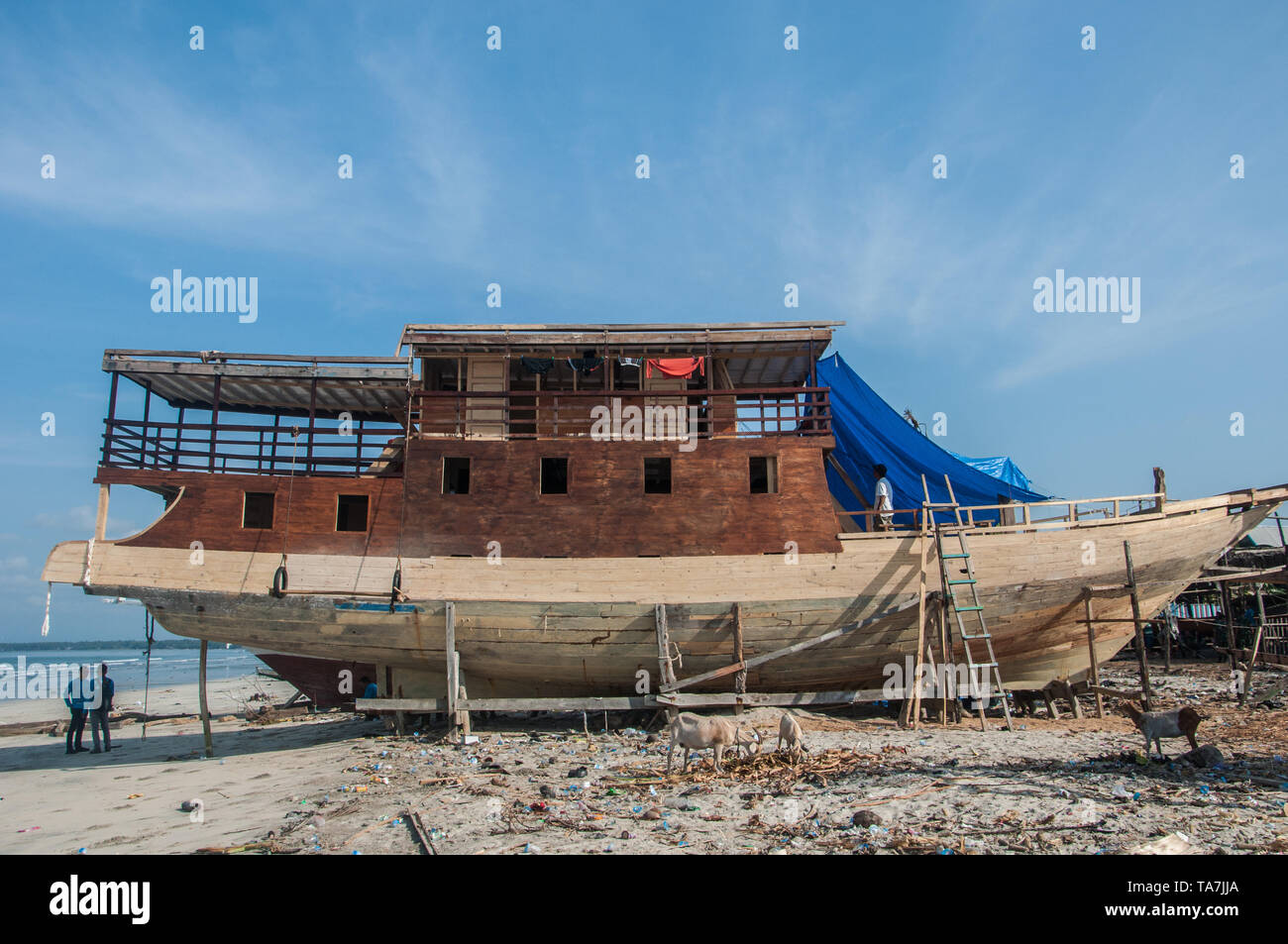 Bulukumba, Indonesien - 13. September 2018: Männer Arbeiten einen pinisi Schiff in Bulukumba, South Sulawesi, Indonesien zu bauen. Die pinisi oder Custom ist Stockfoto