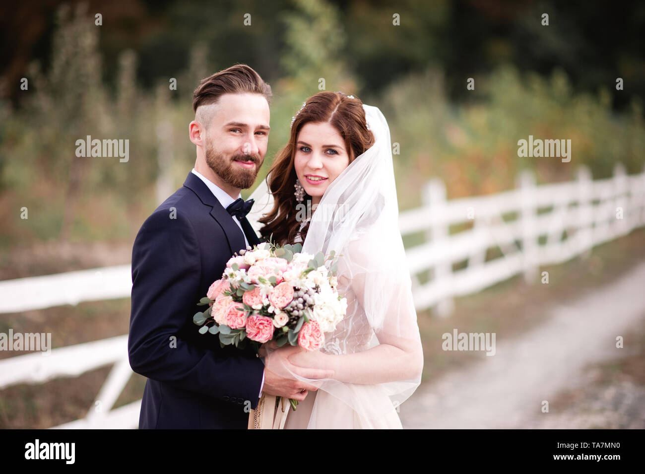 Glücklich verheiratete Paare an der Landschaft posieren. Hochzeitstag. Stockfoto