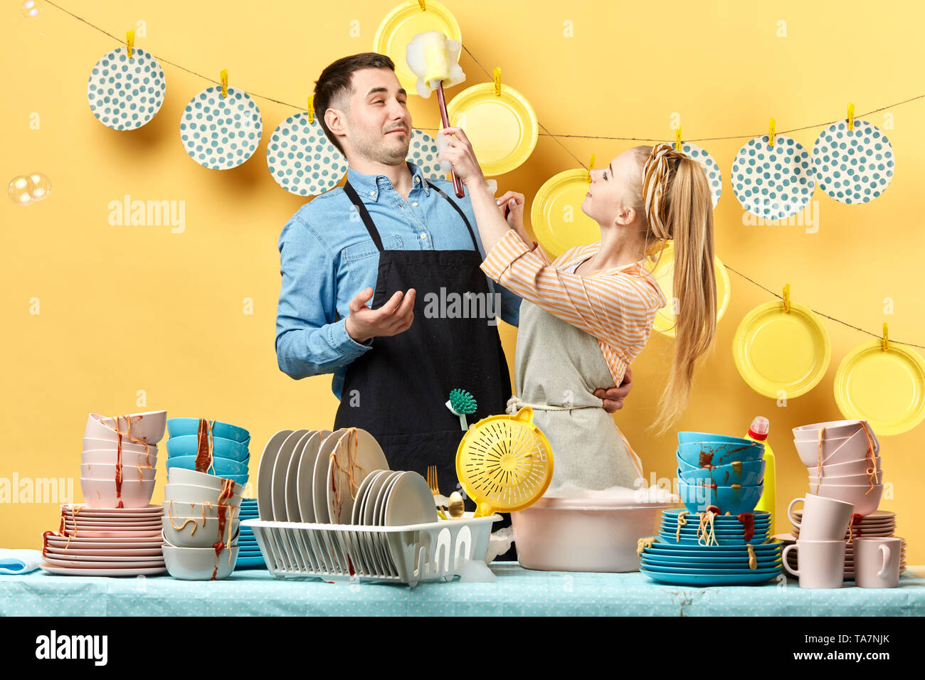 Fröhlicher junger Mann und Frau mit Schaum Party in der Küche. Bis Foto schliessen. Unterhaltung Konzept Stockfoto