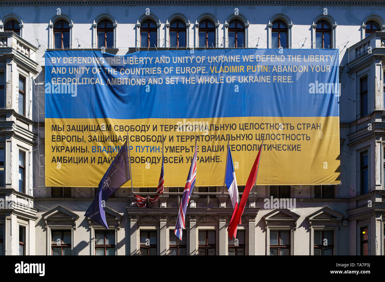 BERLIN-25 APRIL 2019: Banner", mit der Verteidigung der Freiheit und der Einheit der Ukraine verteidigen wir Freiheit, Einheit der Länder Europas. Wladimir Putin aufgeben geopolitic Stockfoto