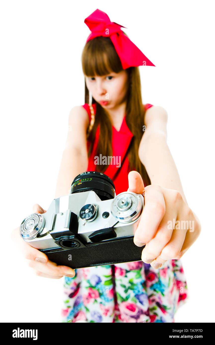 Junge Mädchen in Magenta dress und Farbband in Haaren unter selfie mit alten analogen Kamera Stockfoto
