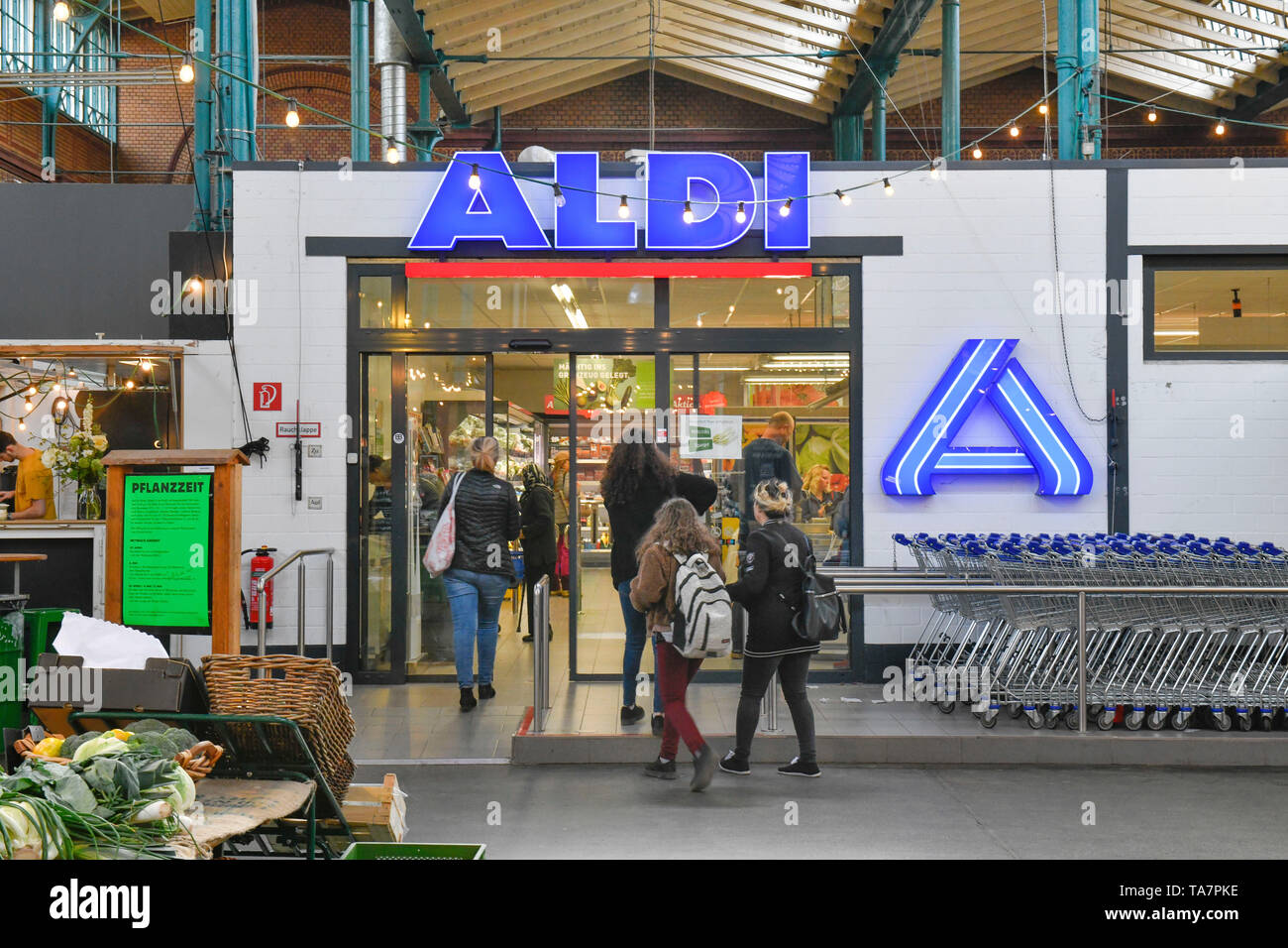 Aldi Markt, Neun, Eisenbahnstraße, Kreuzberg, Berlin, Deutschland, Aldi
