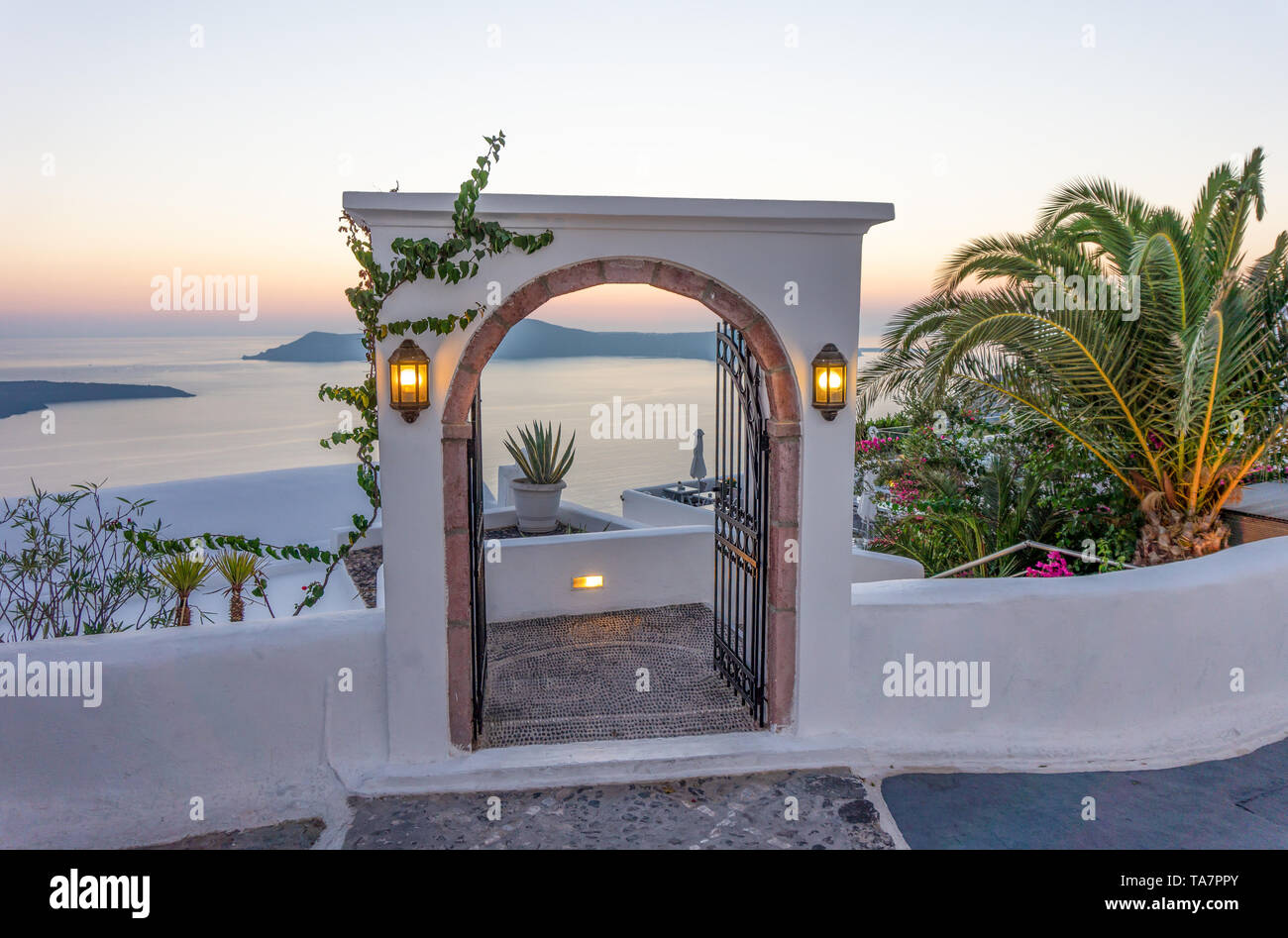 Typische design Dekoration Tür von Santorini Griechenland mit Weise ins Meer mit suset Stockfoto