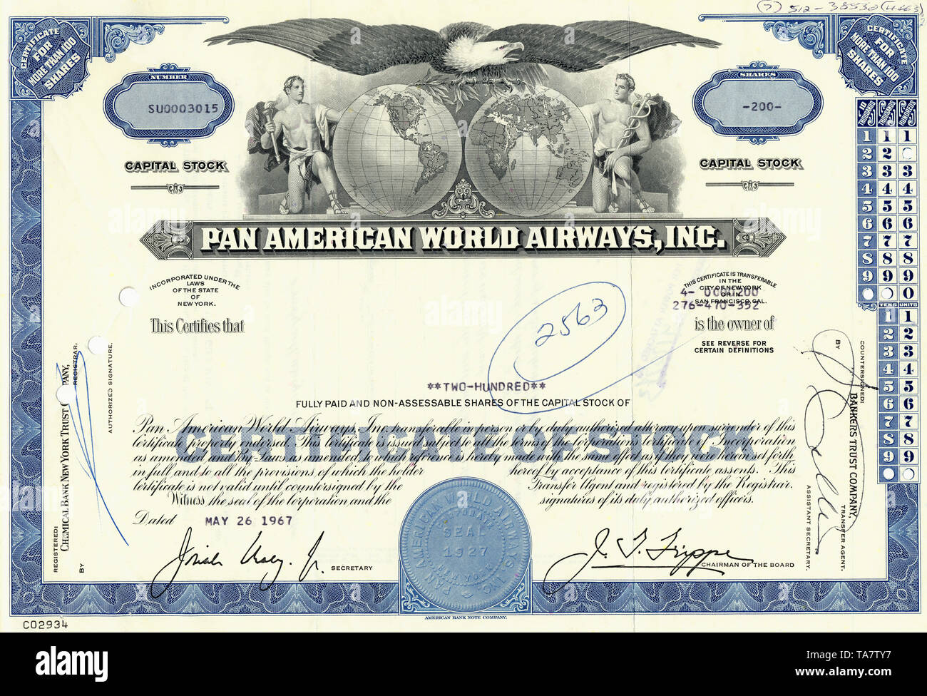 Historische Zertifikat, allegorische Darstellung eines kahler Adler mit zwei Seiten der Welt und der griechischen Olympischen Götter, Hermes, American Airlines, Pan Am, Pan American World Airways, Inc., 1967, New York, USA, Historische Aktie, allegorische Darstellung, Weißkopfseeadler (Haliaeetus leucocephalus) mit 2 Weltkugeln und griechischen olympischen Göttern (Hermes), US-amerikanische Fluggesellschaft, Pan Am, Pan American World Airways, Inc., 1967, New York, USA Stockfoto