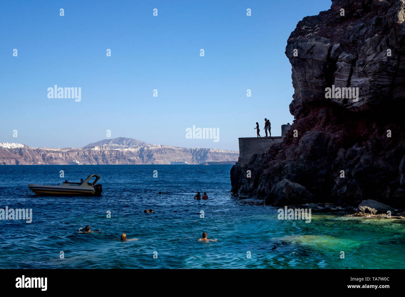 Cliff Diving und Schwimmen in Santorin Oia Amoudi/Ammoudi Bay Stockfoto